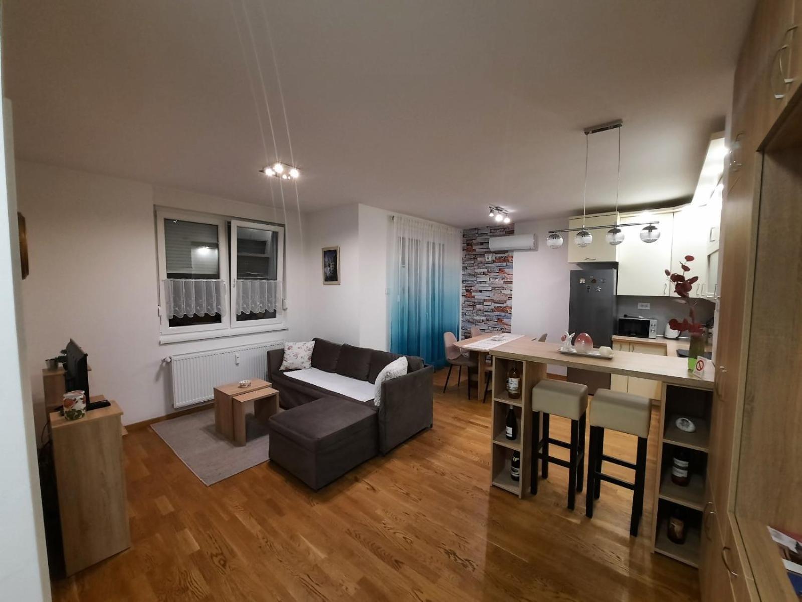 Lux Advent Apartment Subotica Buitenkant foto