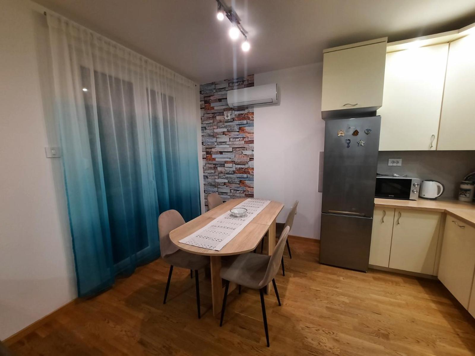 Lux Advent Apartment Subotica Buitenkant foto